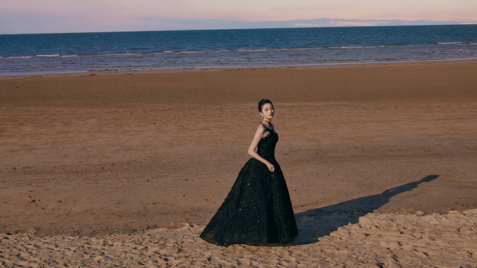 关晓彤 第35届电视剧飞天奖颁奖典礼造型，带来Elie Saab 2026 秋冬高定的国内首秀，一袭黑色羽毛抹胸裙，化身优雅高贵的“黑天鹅”。🖤 

#飞天奖红毯##关晓彤ES高定国内首穿# ​​​