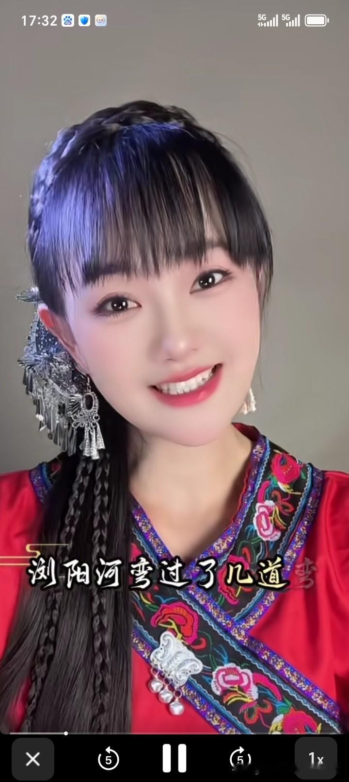 2‑1绝杀险胜！皇马赢下开门红，两大锋线却集体迷失
 
惊心动魄的2‑1绝杀，皇马惊险拿下西甲首轮胜利，但这场胜利的背后，暴露出的问题远比三分更值得警惕。
 
面对西班牙人，贝林厄姆头球早早破门，居莱尔送出精妙助攻，中场双核运转流畅。可好景不长，对手迅速扳平比分。后防整体尚能稳住大局，但禁区漏人隐患