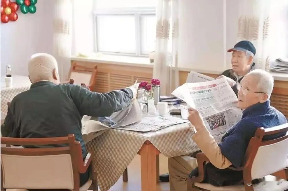 一直以为养老院是老人安享晚年的好去处，有人照顾、三餐不愁、省心安稳。可听完一位资深养老院护工的爆料，我才看清很多私人养老院藏着的黑暗内幕，瞬间后背发凉。

我认识一位阿姨，常年在私人养老院做护工，从业多年，看透了行业里的所有猫腻和乱象。她坦言，很多养老院的温柔体面，全是演给外人看的，背地里的待遇惨不