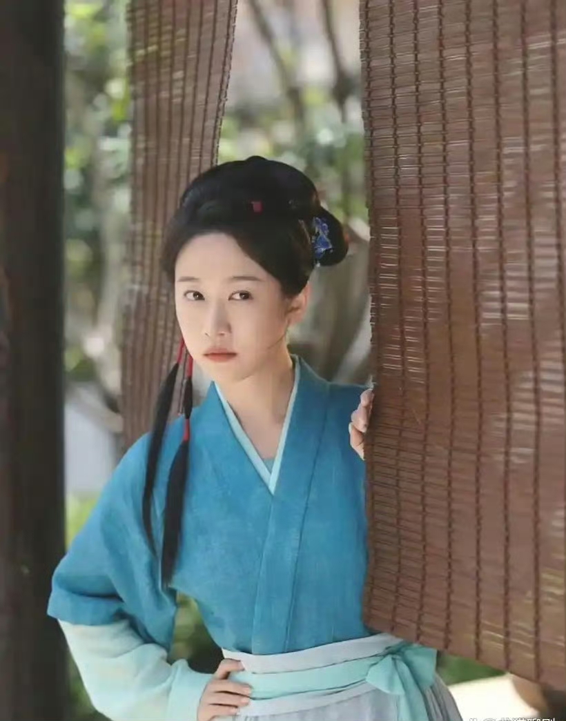 《兰香如故》35岁演少女被夸上热搜，刘美含凭啥不违和，童星出身北外毕业，娃娃脸减龄是天生。把吕蕺儿演活了！ ​​​[星星眼][心][比心][玫瑰][爱慕][赞]