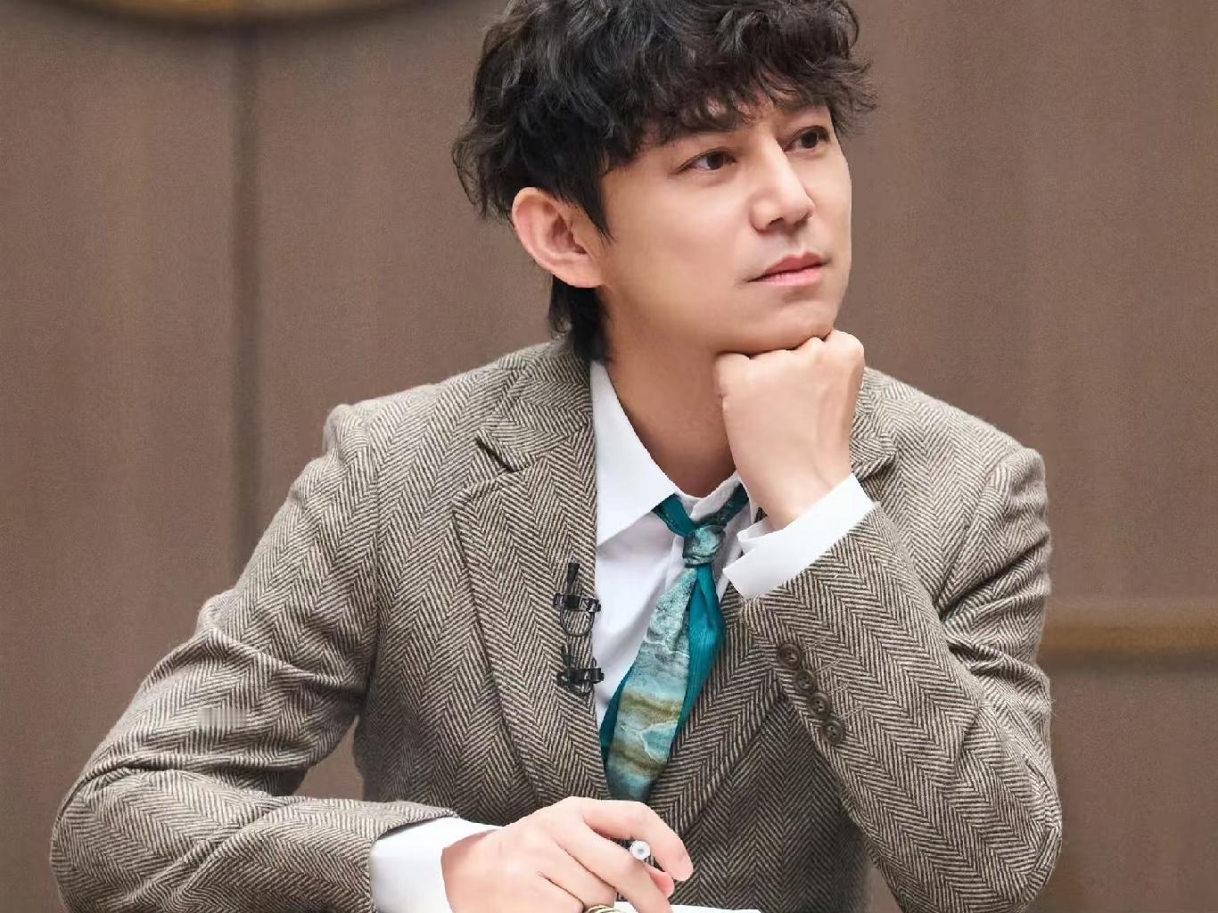 内娱最强和事佬原来是他＃曾亲自调解汪涵王鹤棣矛盾＃情商封神
 
都说内娱离不开何炅，看完这件事彻底懂了！圈内公认的高情商和事佬，真的没有他圆不了的场、解不开的矛盾。
 
早前汪涵和王鹤棣曾在节目录制中产生争执，两人当众僵持、气氛尴尬，场面一度难以收场。一边是资深前辈，一边是性格直爽的新生代艺人，旁人