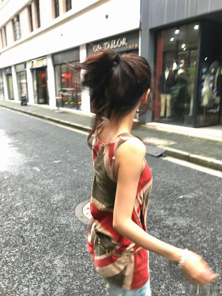 #angelababy[超话]# [兔子]#angelababy#

左耳靠近心脏 情话说给你左耳听^ω^

​
