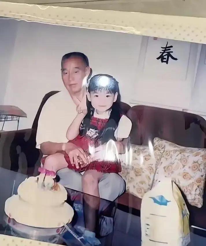 重组家庭最怕的就是面和心不和，可马筱梅晒出来的那张童年老照片，真把不少看热闹的人看愣了。
眉眼、鼻梁，连笑起来嘴角翘的弧度，简直跟汪家孩子一个模子刻出来的。不少人打趣，这要是搁在一块儿，亲妈打眼一看都得晃神。
长相凑巧就算了，过日子处感情这事儿，镜头前装得了一时，下意识的反应装不出来。
之前有