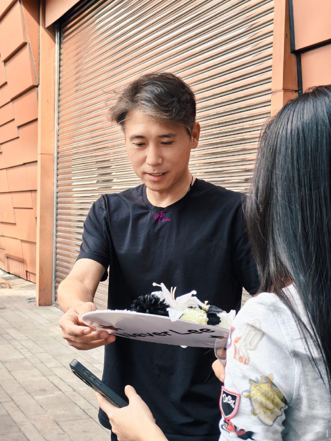 #李乃文[超话]# 20260926‖李乃文
​《夜行者》上班上班
​
​所有人感受握手…好幸福…… ​