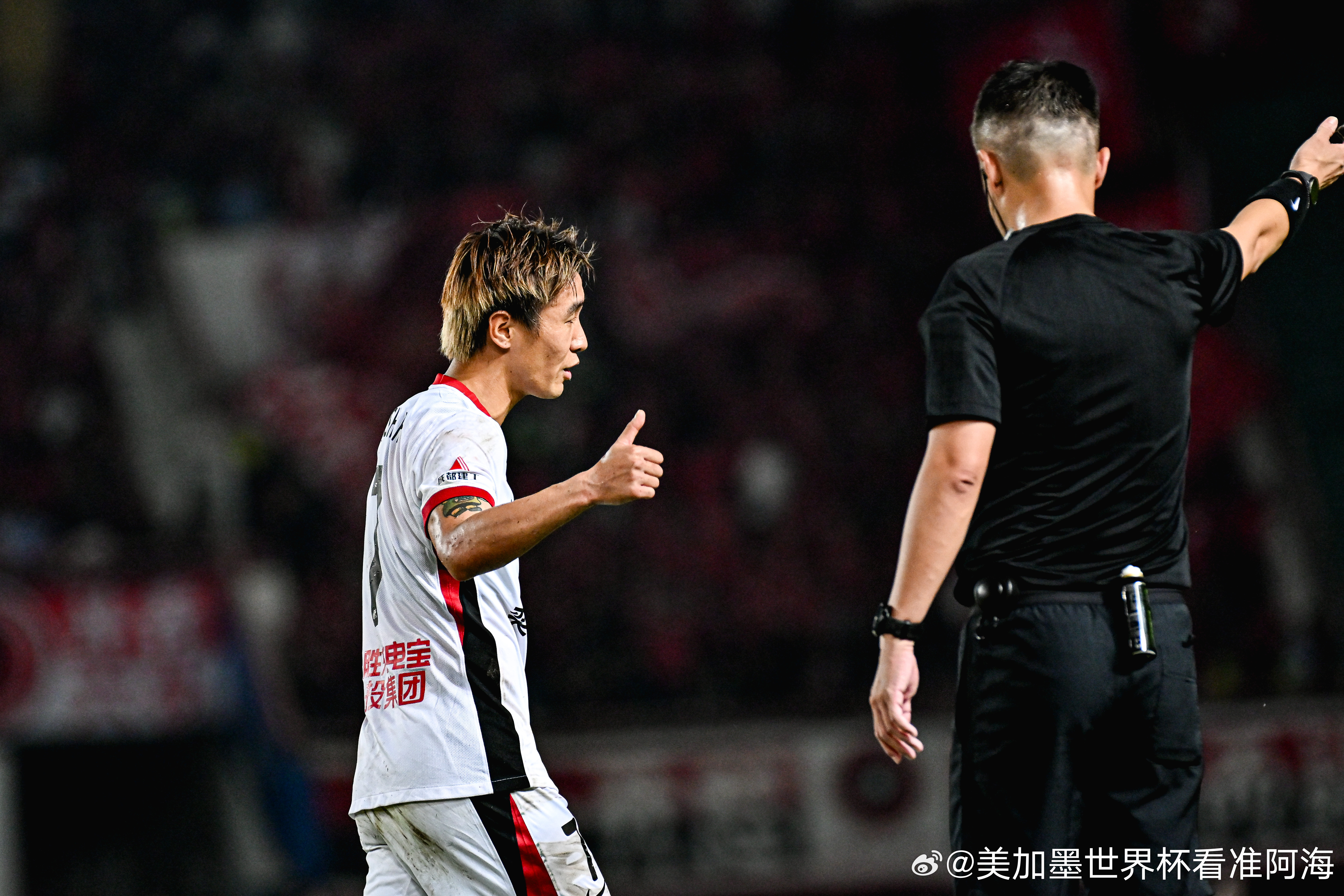 #中超# 中超联赛第26轮，成都蓉城在客场0-0战平河南队，无缘提前4轮夺冠。中超接下来进入一个月的间歇期，10月10日19:35，成都蓉城将在第27轮主场迎战天津津门虎，此役他们只要拿分就能锁定队史中超首冠。

但在昨晚的比赛中，主裁判沈寅豪向成都蓉城7名队员出示了黄牌，其中包括韦世豪和拜合拉木。

 ​