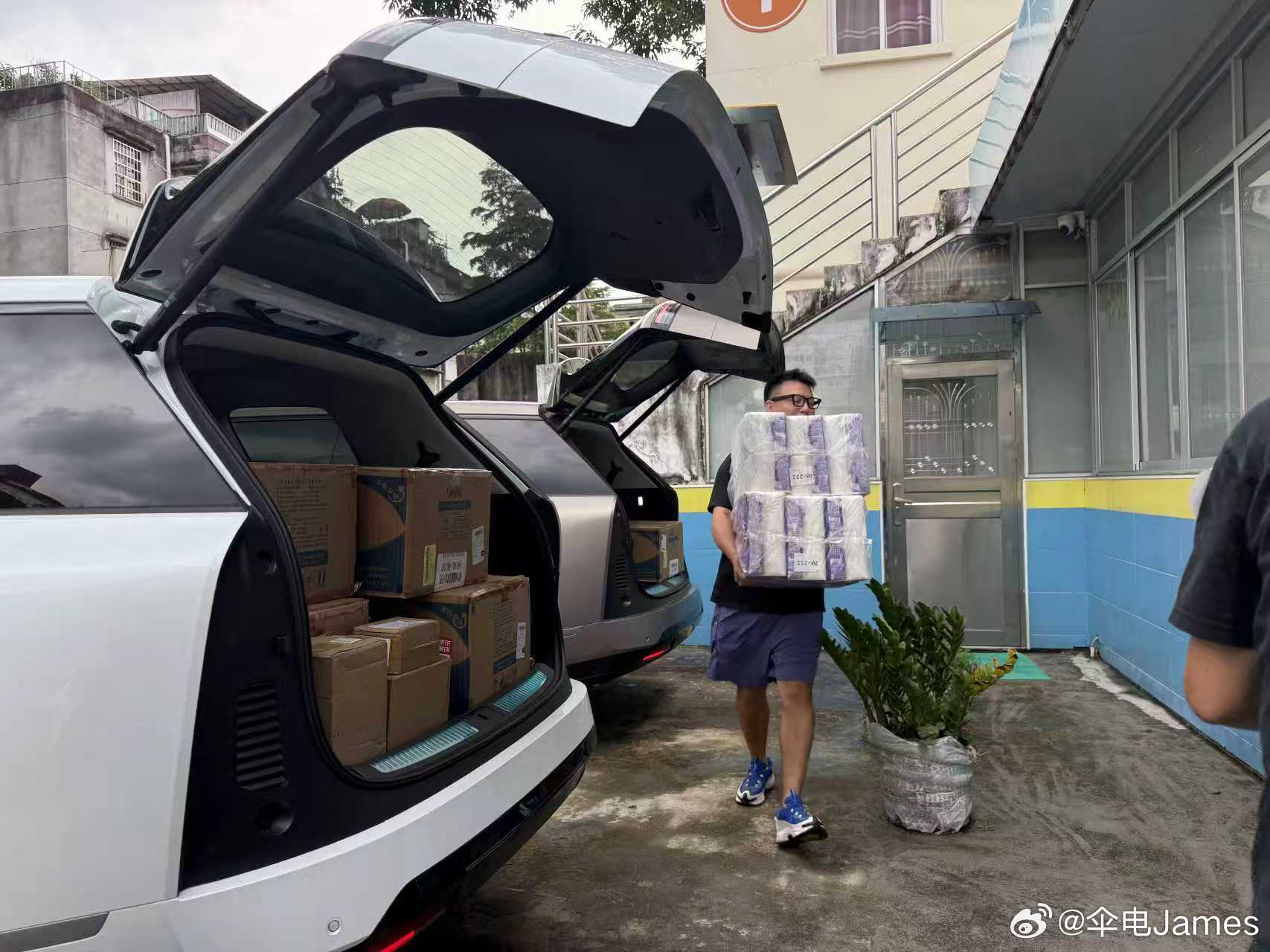 其实小鹏和很多小鹏车主一直在默默的做一些公益，实打实的去帮助很多先天病儿童以及残障人士。
有幸参加了近日，在上海举办的“小鹏·沃顿音爱春晖同心圆梦慈善音乐会”，感触很深刻，有很多人在默默的为特殊群体付出着努力。
希望能有越来越多的小鹏车主参与到公益活动中来。
 ​