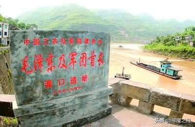 1935年初，遵义会议之后，三万疲惫不堪的红军被困赤水河谷。
蒋介石调集四十万大