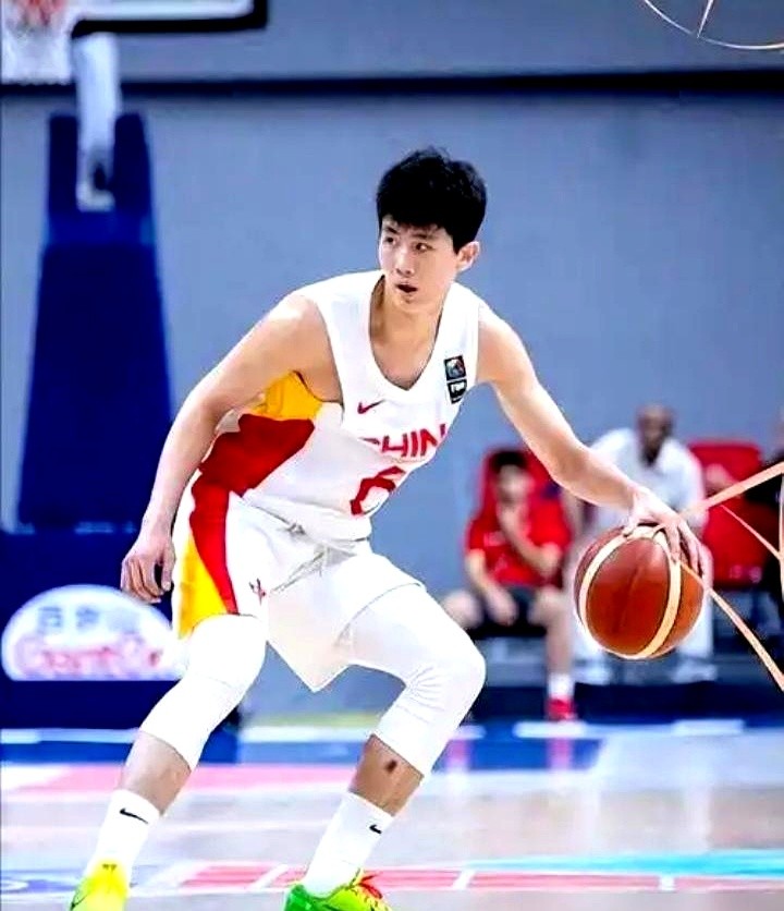 杨瀚森去NBA缺席，2米21的余嘉豪直接顶进国家队！

他刚在西班牙西乙联赛练完级回国。这趟留洋真没白去，单场狂砍27分12个篮板，直接拿下球队常规赛MVP。整个赛季全勤，场均9.4分，罚球命中率超8成。

以前总有人嫌他对抗差，经过欧洲联赛的高强度肉搏，他内线要位强打的硬度明显上来了。

这次他跟