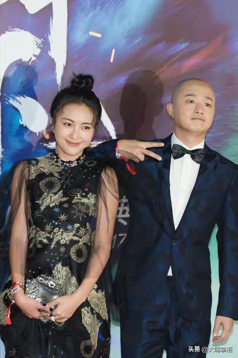 娱乐圈的瓜，总是一个接一个地来。这回轮到包贝尔，被曝在妻子怀孕期间与他人有染。
爆料的博主刘大锤说得有鼻子有眼：两人2024年认识，那时候包文婧正怀着二胎。据说这位“红衣女子”不是圈里人，图的不是钱，也不是包贝尔这个人，看中的是他手里的影视资源。一句话总结——各取所需罢了。
想想也挺讽刺的。老婆挺着