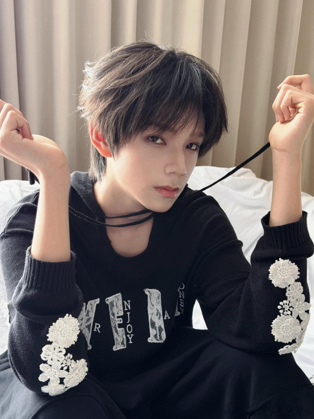 #王橹杰高会更新#🍂𓍯 ִֶָ🖤 ​可是我宝宝真的好帅啊[送花花][送花花][送花花][送花花][送花花]好久不见！！！
ps 才发现鸿蒙系统可以保存高会无水印版hhhhh，华为我爱你！！！ ​