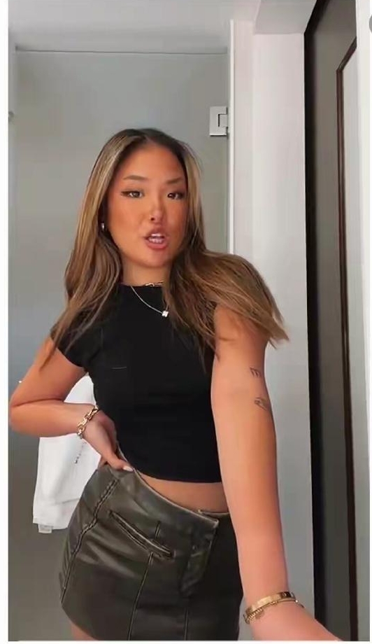 张学友大女儿张瑶华近照曝光，小麦肤色配欧美风穿搭，和以前软萌乖乖女判若两人！网友吵翻了，有人夸她自信洒脱不迎合白幼瘦，也有人觉得太大胆。26岁活成自己喜欢的样子，挺好！