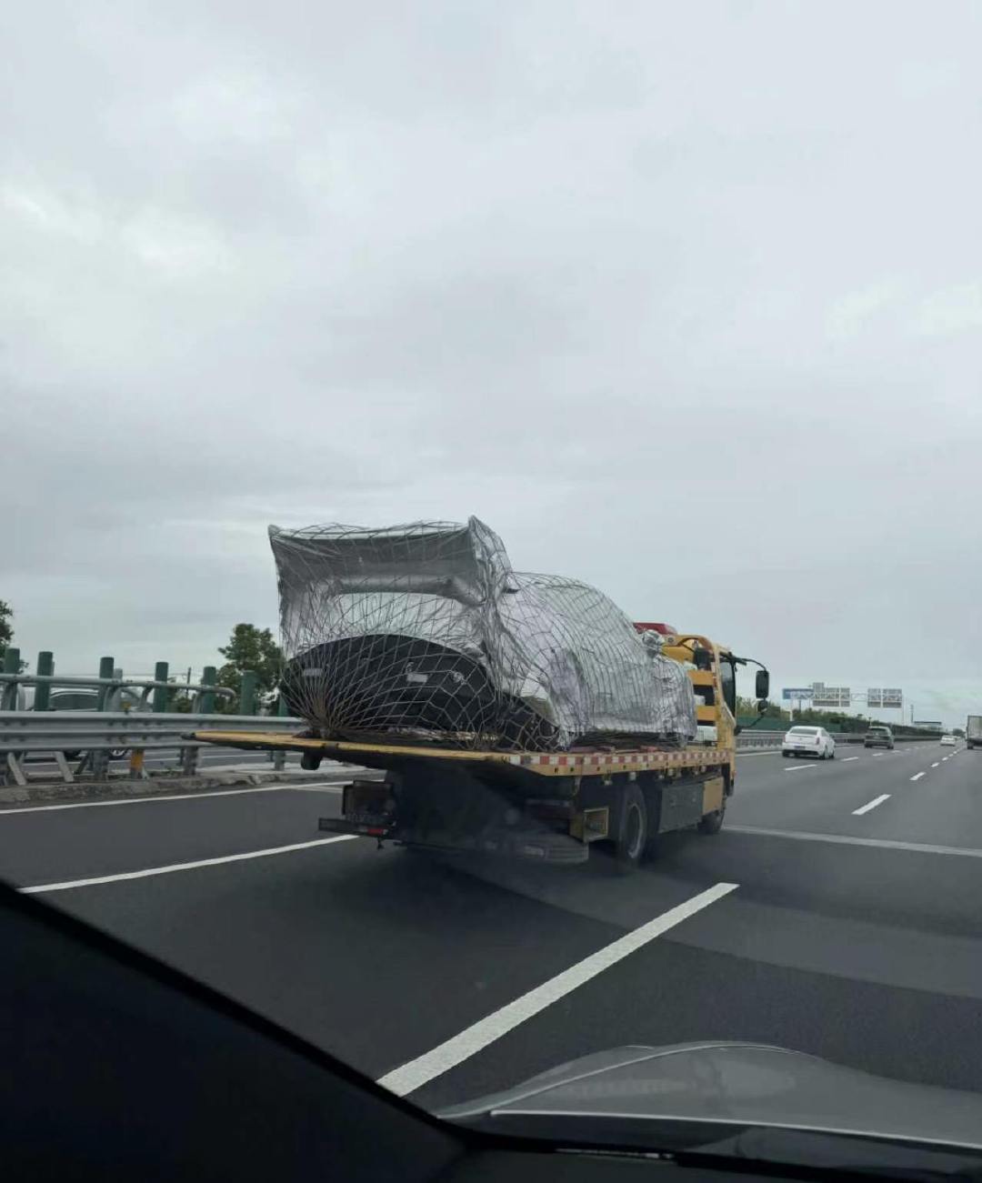 不懂就问——  这大尾翼国内能上路吗（懂？[不愧是你]）  
我记得原来EVO有一款也这样 能合法上路 天天被叔叔拦下来 ​​​​