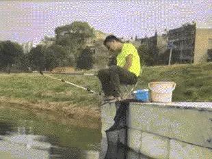 据媒体报道，10月27日湖北襄阳枣阳市一钓鱼场内，一位钓友苦守两小时没中鱼，好不容易钓上一条约58斤的青鱼，结果下一秒就被鱼发力拽进约3米深的水里。监控显示他落水瞬间还保持着标准握竿姿势，鱼没松口，人没松竿，双双入水。所幸旁边钓友及时施救，众人配合把人和鱼都弄上了岸，过秤58斤，钓友身体 ​