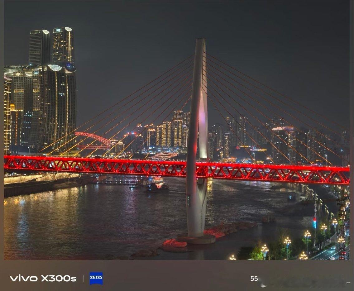 #vivo[超话]##vivo相册里的高光时刻##2026V粉嘉年华#  
 
在我心里，vivo相册早就不单单是存放照片的文件夹📸，更像是一本带着时间印记的随身回忆录。从春到夏，从家门口的小花到远方山城的夜景，一路走过的风景，那些不期而遇的感动，全都被我的vivo X300s稳稳定格，拼凑成了属于我的一段段闪 ​