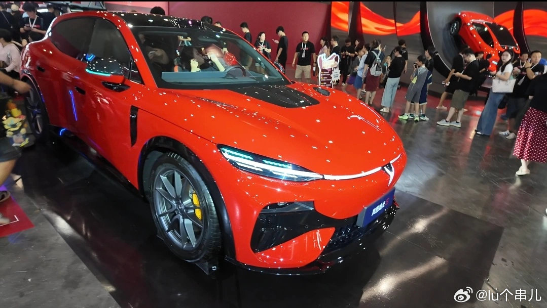 终于近距离看到岚图追光S啦✨，无框溜背轿跑造型颜值真的很抓人。坐进去体验鸿蒙车机，操作流畅顺手。试驾的时候底盘滤震舒服，动力随叫随到，智驾辅助开着也很安心，整体驾驶感受很不错。
 
#岚图追光S #到店试驾 #岚星人计划
#科技FUV #新能源试驾 # ​