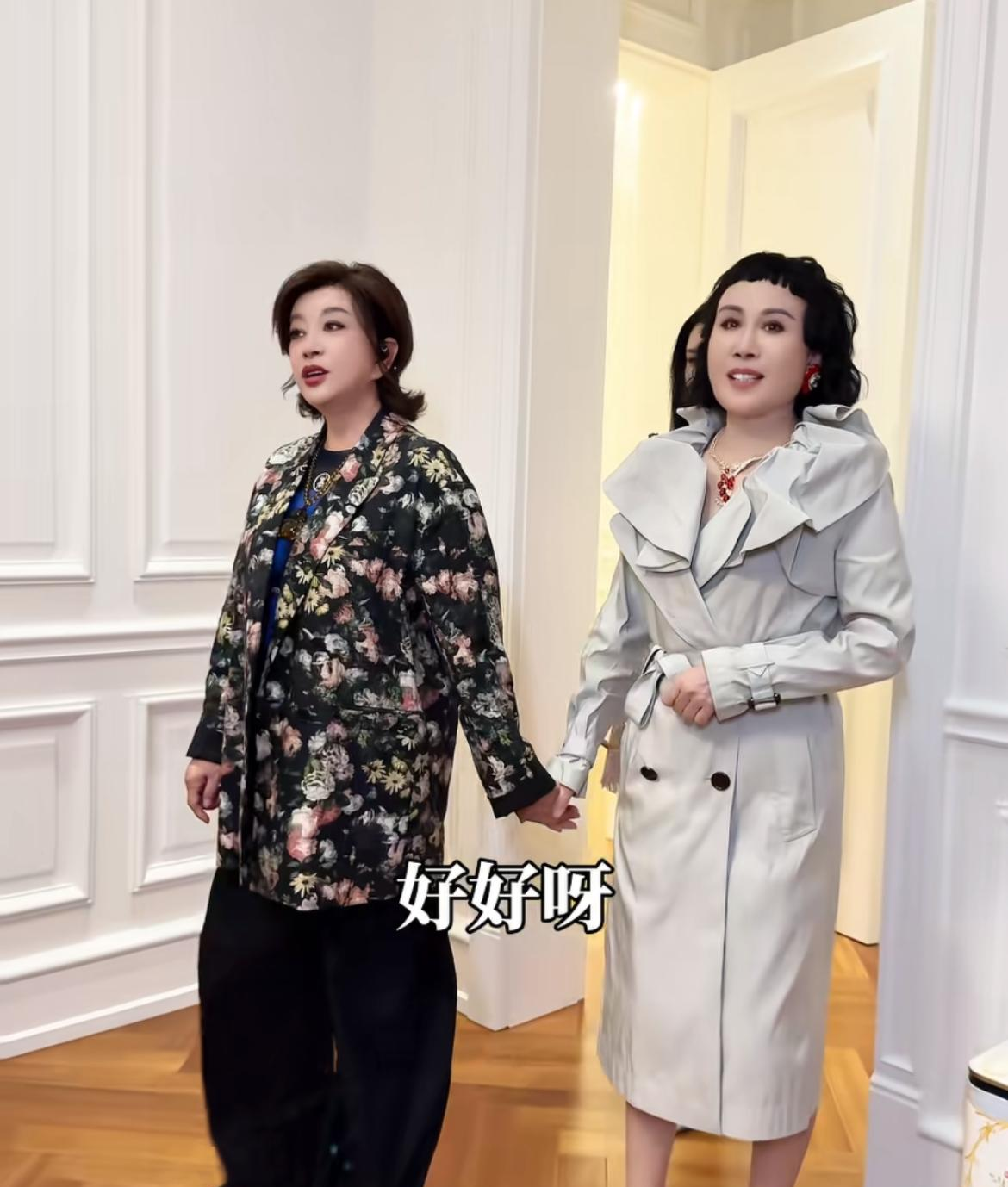75岁的刘晓庆为了330万的官司，在网红直播间里把“影后”的体面撕了个精光！
事情不复杂。最近刘晓庆做客网红“猫七七”家中，表面是好友聚会，实则是给人家旗下的护肤品牌“黛莱皙”站台带货。她在镜头前卖力推荐产品，声称自己每天都在用，还夸张地表示之前演话剧时“剧组每个人都发了一套”。而就在不久前，她的3