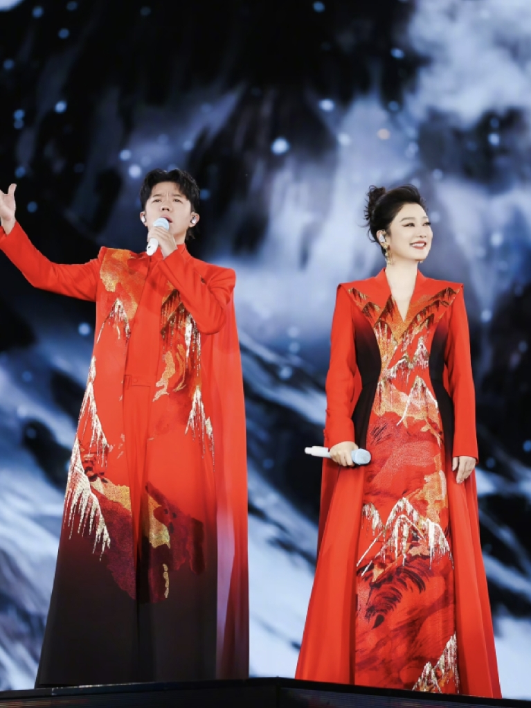 凤凰传奇的歌能传下来不意外
他们场子里人多也不意外
唯独没想到的是，两个人搭了二十多年，一次没散过。

台上就两个人，玲花唱主调，曾毅在旁边念那几句词，这分工从早年到现在没变过。

这些年散伙的组合不少，闹掰的、各自单飞的，热闹过一阵就各走各路了。

他们没走，还是那两个人，唱的还是那些歌。

歌能