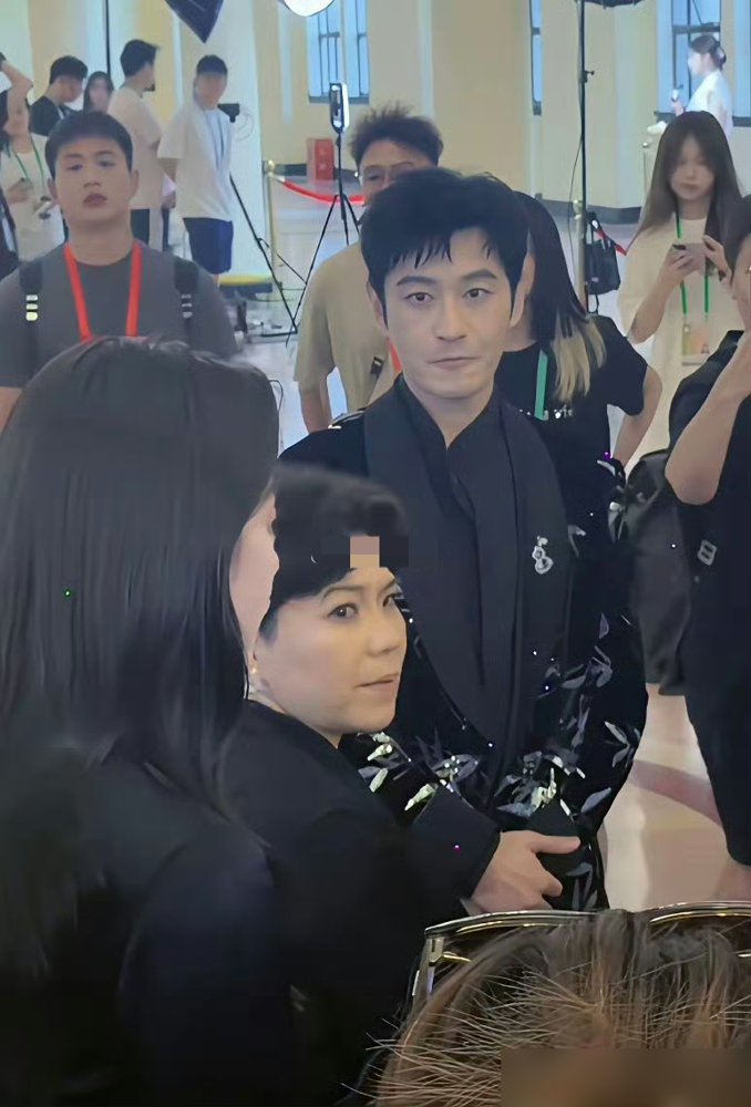 黄晓明和人聊天全程走神，多次不受控制偷瞄陈丽君，根本收不住眼神！
网友扒了一圈所有公开信息，没找到俩人以前合作综艺、活动的记录，也没有任何公开互动痕迹。
俩人职业赛道本来就差得远：黄晓明主打影视综艺，陈丽君是越剧表演艺术家，刚跨界拍了新电影，之前半毛钱公开交集都没有。
你看，真正自带光芒的人，