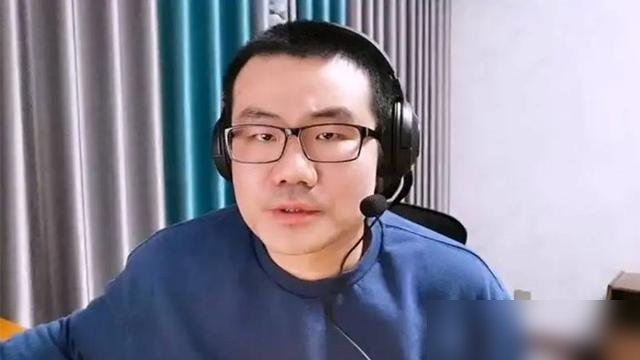 徐静雨给库里排历史第七，第三后卫，这话一出，勇士球迷先炸了。
他说库里划时代，小球打法是他打出来的，这点没跑。但防守是硬伤，一到关键回合就被点名，所以冲不进前五。
说白了，徐静雨这套逻辑就俩字：认账。进攻端的革命性他认，防守端的窟窿他也认。
搞笑的是，前两天他还跟杜兰特连线，聊76人比宇宙勇强