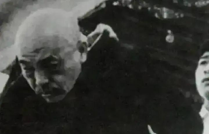 1991年，彭德怀曾经的妻子浦安修在临终前给杨尚昆写了一封信，在信中，她恳切地请求道：“杨尚昆同志，求您在百忙之中抽出时间，亲自查看彭老总的传记……”

信送到杨尚昆手里时，他正在看一份外事安排。看到“彭老总”三个字，他把文件推到一边，问秘书：“《彭德怀传》的稿子，现在在谁手里？”
秘书说，稿子还在