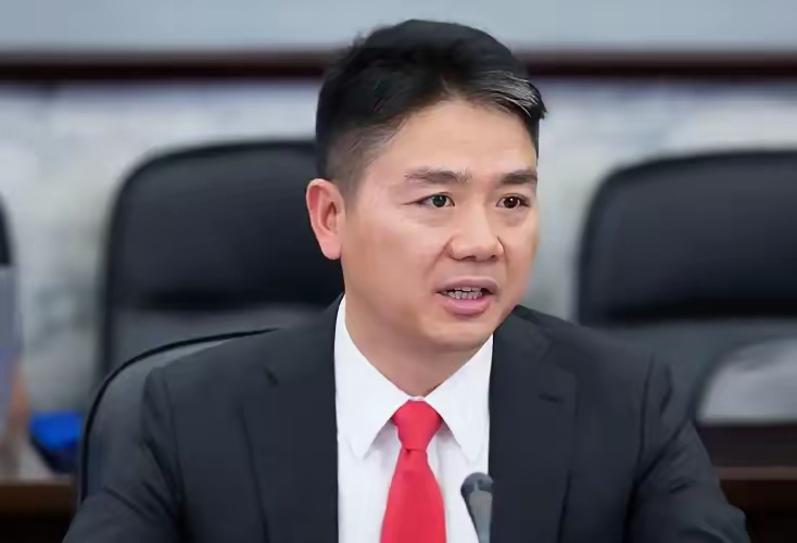 离谱！快递小哥没碰老人却被索赔92万，理由竟是气流和惊吓？结局大快人心
 
京东快递小哥救助摔倒老人反被索赔92万，理由是什么？家属在二审时给出的说法是，他开车产生的“气流、噪音、惊吓”可能导致老人摔倒。一个没碰到人、没按喇叭、三轮车上连刮痕都找不到的快递员，被追了一年多。公司全程力挺，终审判决还他