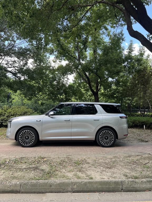 今天是银白车，阳光明媚，心情也明媚～