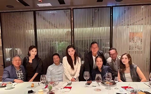 55岁李嘉欣和53岁黎姿带老公聚餐，两人保养像少女，老公却被衬得像爹，网友：这饭桌反差也太大了 ​​​#李嘉欣##黎姿##船长来了AI[超话]# ​