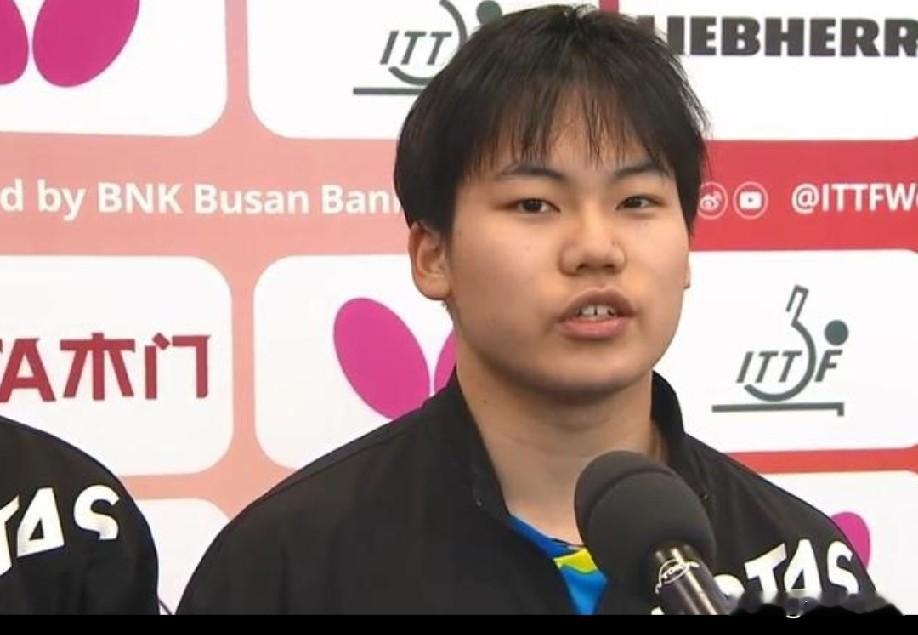 松岛辉空，千万别改，就一直保持这样。3比4不敌林诗栋之后的采访里，松岛辉空坦言：“我参加了四个项目，疲惫感早就超过100%，整个人已经临近极限”“我的专注力只剩下10%、20%”“林诗栋反倒打出了120%的水准”……

你累，难道别人就不累吗？小石头同样身兼四项，赛程排得更满，怎么没见他喊半句累？疲