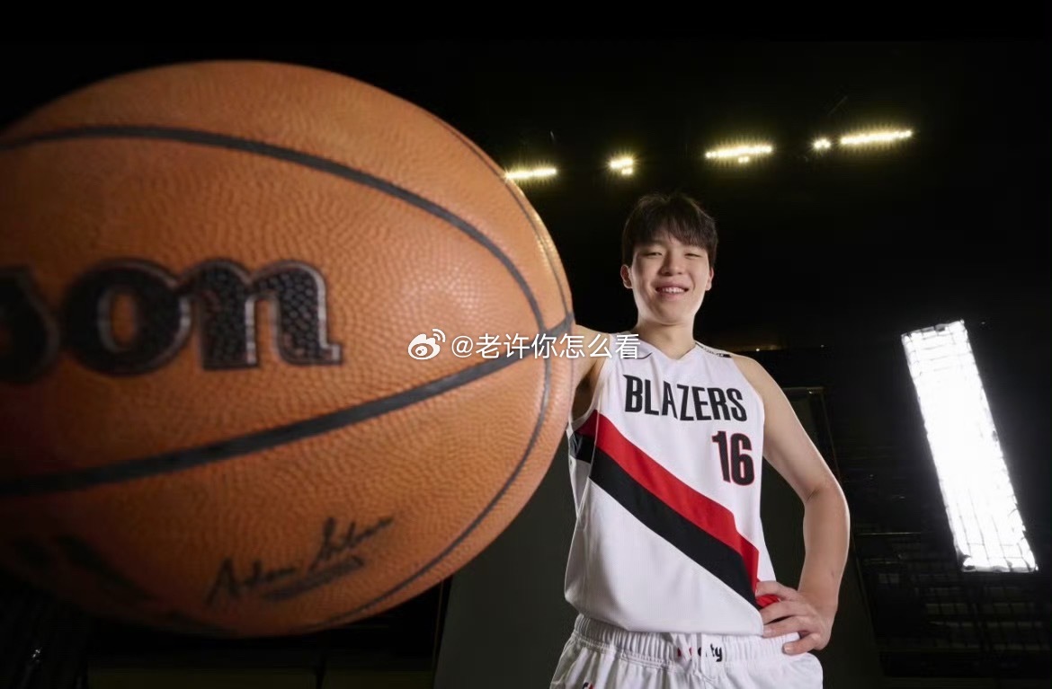 #杨瀚森季前赛首秀6分4助攻#
杨瀚森迎来新赛季NBA季前赛首秀，替补出战，交出6分4助攻的数据。这场比赛他主要集中在末节登场，有限的时间里把自己策应传球的优势展现出来，高位拿球分球、给队友送出不少舒服的机会，同时篮下终结也稳稳把握住。

作为中国年轻内线，大家对他的期待很高，但也要认清现实 ​