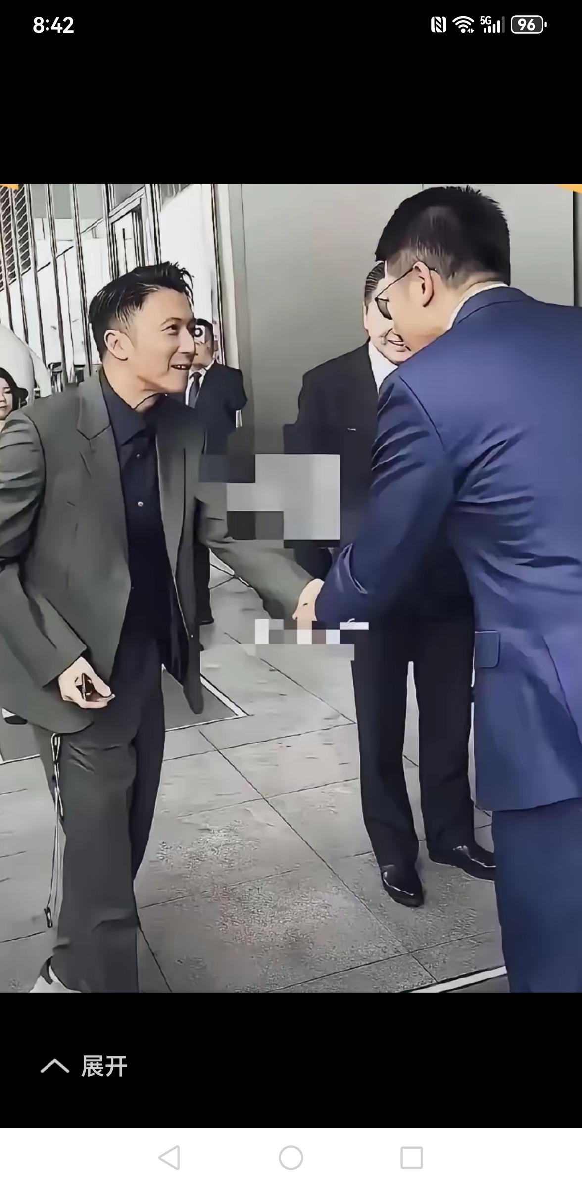 这是真实的谢霆锋，跟以前判若两人，真是超乎想象：个子不高，头发也有些稀疏，再也感受不到昔日的光彩。平时在台上，靠着化妆、灯光、美颜，和现实相差十万八千里。影视剧中的人物，本就经过技术处理，背景、化妆、服饰、灯光、音乐、铺垫等特技层层烘托。谢幕之后，还原真实模样，自然和台上形象有反差。抛开滤镜，大家都
