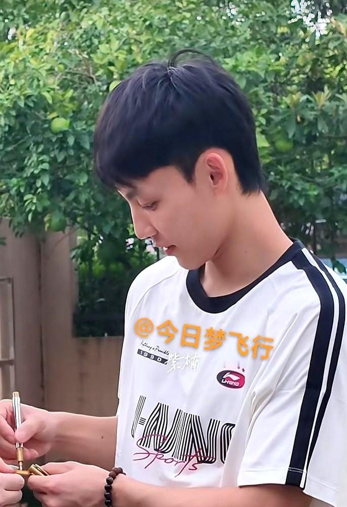 徐杰在武汉的三分大赛里投出23分，赢了罗斯的19分。

本来主办方想安排两人打单挑。考虑到徐杰马上要打球队热身赛，为了防受伤，临时改成了比三分。

徐杰先出场，前两个点就拿了14分。罗斯投完后走过去抱了抱他，递上一个签名比赛用球。

活动一结束，徐杰当天就得赶回东莞接着练球。
