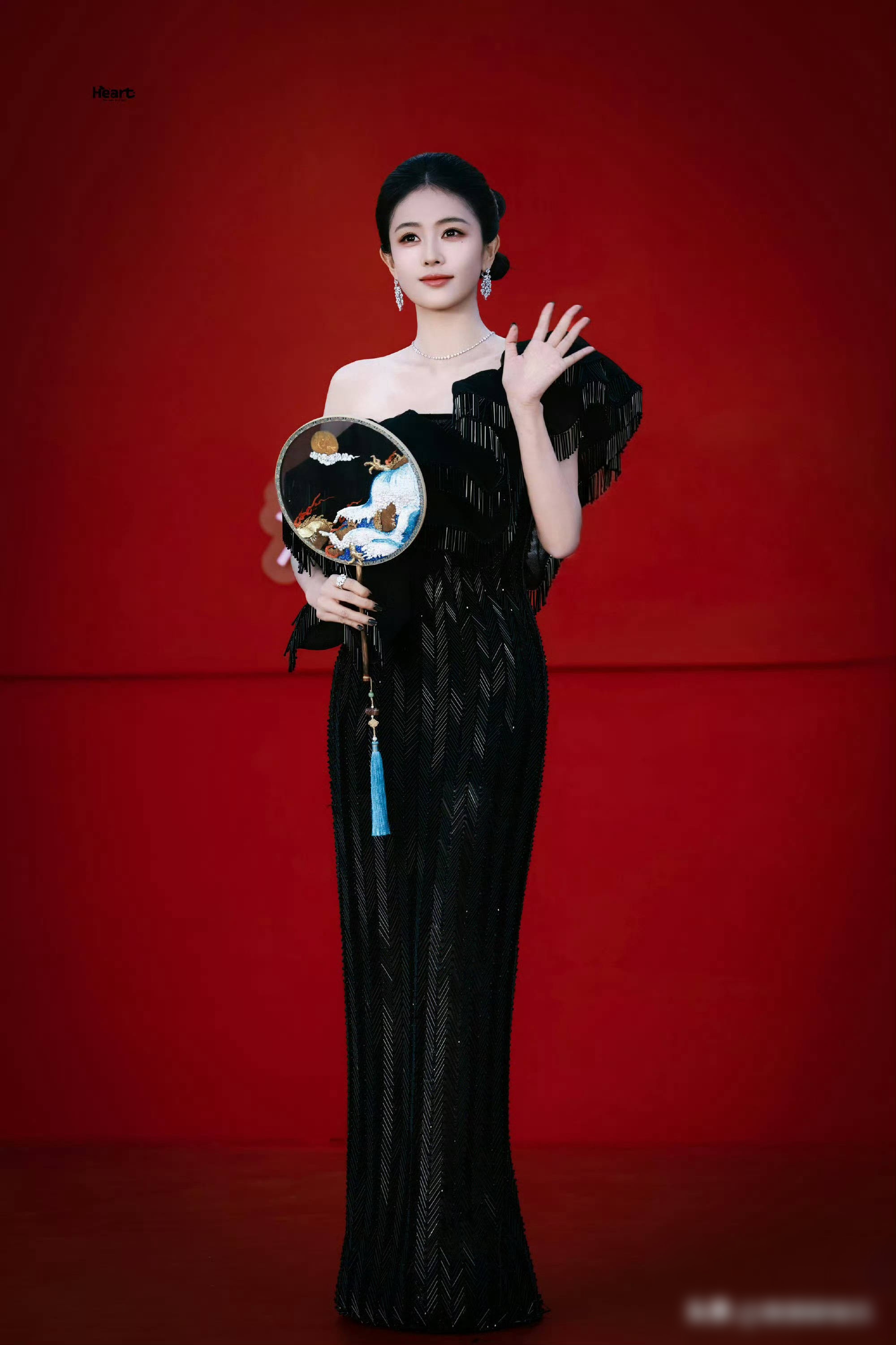 白鹿是17:06第一个走上红毯的，赵露思排到第41位才出来，同一个芭莎盛典，一个开毯，一个倒数第七。


看新闻里说，这是时尚芭莎年度盛典，10月21号晚上在江苏无锡江阴办的，白鹿穿了一身黑色斜肩高定，手里那把团扇是非遗的苏绣，赵露思当晚换了两套高定，一套配宝格丽，另一套是祖海的，最后出场的还是杨幂