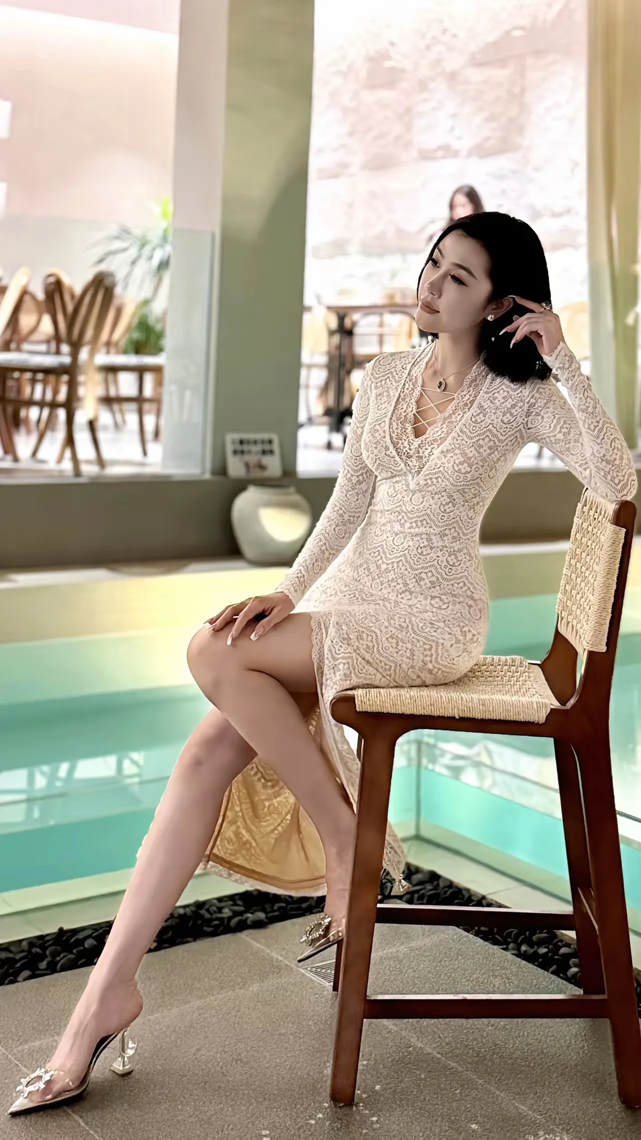 这才是标准的九头身身材吧。白色蕾丝开叉连体裙，脚踩尖头高跟拖鞋，时尚性...