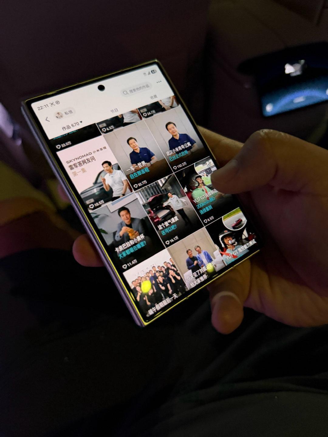 小米18Fold 正面显示区域 

感受下和Z Fold8信息密度对比。 ​