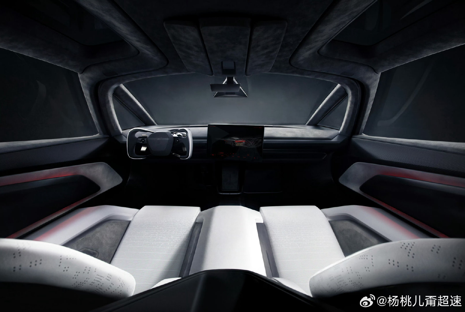 #特斯拉Roadster意向金33.2万#
今天被特斯拉Roadster刷屏了吧？
目前特斯拉中国官网开放了Performance版本的预订，意向金是33.2万元人民币，在签购车协议前可以退，没有违约金。
而Thrust推进版意向金是25万美金，Rocket火箭版只接受邀请预订。 ​