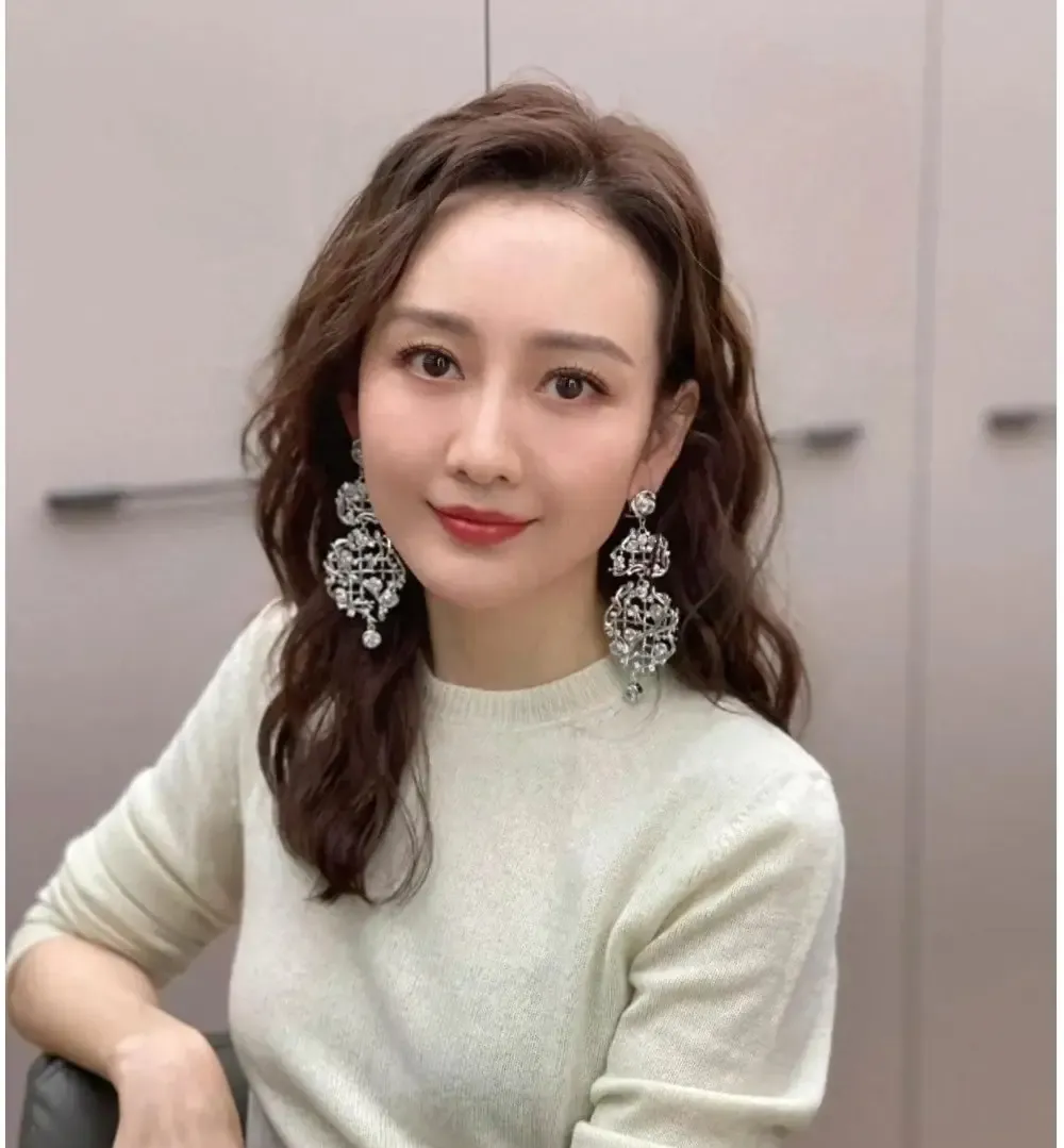 坐拥北京大平层的王鸥，为何栽在不起眼的何九华？太现实

王鸥和何九华这事儿，全网都凑过来吃瓜凑热闹，可真能看明白里头弯弯绕绕的，没几个人。

房子多大，名气多响，收入多少，这些东西能说明一个人的生活条件，却说明不了一段感情最后会走到哪里。

网上那些“富二代”“未婚生子”“苦等多年”的说法，很多并没