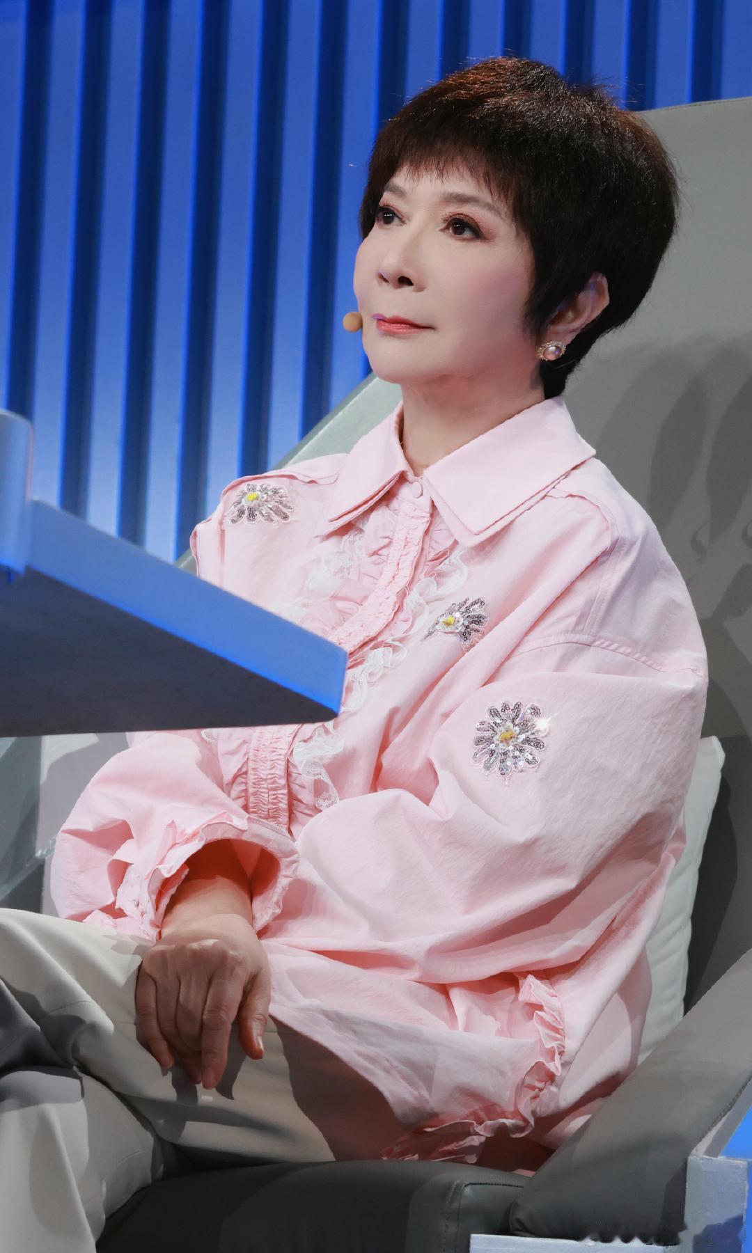 #蔡明蔡国庆录制快乐老家#很多慢综艺偏爱高强度户外任务，《快乐老家》这次做出改变，火锅闲聊替代爬山，蔡明蔡国庆轻松参与录制#快乐老家不折腾老辈子了# ​