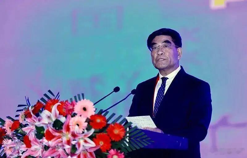#傅成玉涉嫌严重违纪违法#从1975年的青春朝华登场，到2015年暮年退出舞台，傅成玉从事石油行业整整40年。

一步步走上重要位置，担任重要角色，也时还获得了很多荣誉，可谓地位声誉双丰收。遗憾的是，他最终还是辜负了这一切。

说到底，退休不是免查证，离场也不是安全区。

账本不会因为你退了休就自 ​