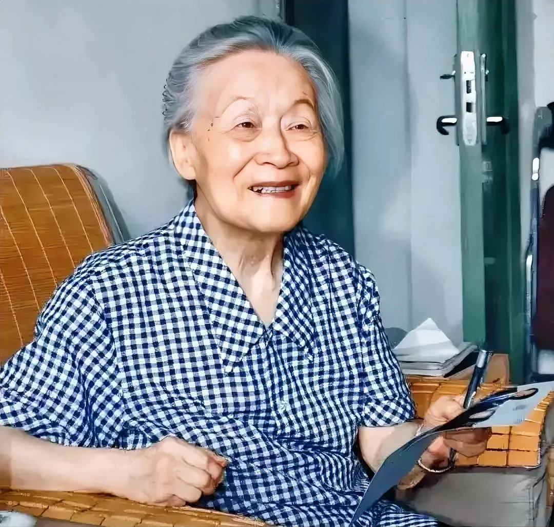 杨绛先生给所有男人的一个忠告：
“一个家庭，如果妻子不打扮，不化妆，整日素面朝天