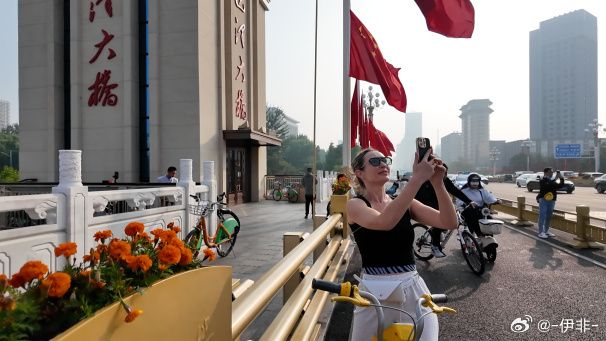 海外博主看太原 在不久前结束的“海外博主看太原第五季”网络国际传播活动中，海外博主打卡太原滨河自行车道，迎着晨光沿汾河骑行。全长88公里的骑行廊道串联起滨河绿意与城市风光，整洁通畅的车道、开阔舒展的景观让博主Julia印象深刻。她表示，这里宁静、绿意盎然又井然有序，骑行其间，可以感受到太原舒适宜居的城市氛围。锦绣太原正当红唐风晋韵,锦绣太原