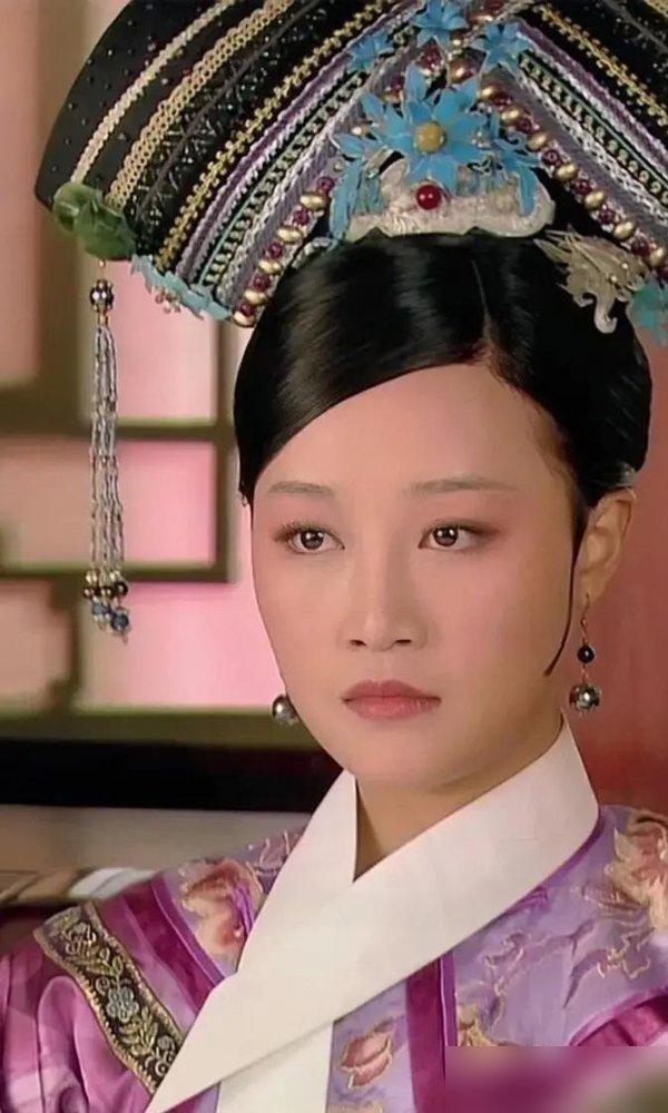 蓝盈莹拍浣碧撞棺那场戏，脑子里想的是自己亲妈的尸体。这话她敢说，我听着后背都发凉。
她说当年根本不想接浣碧，嫌这角色又蠢又坏。后来想通了，浣碧不是坏，是太想活得像个人。
戏里为个男人撞死，戏外她挑男人只看一样东西，原生家庭干不干净，家风正不正。
刚杀青的《宽窄人生》里她演全职女儿，乌镇被偶遇时