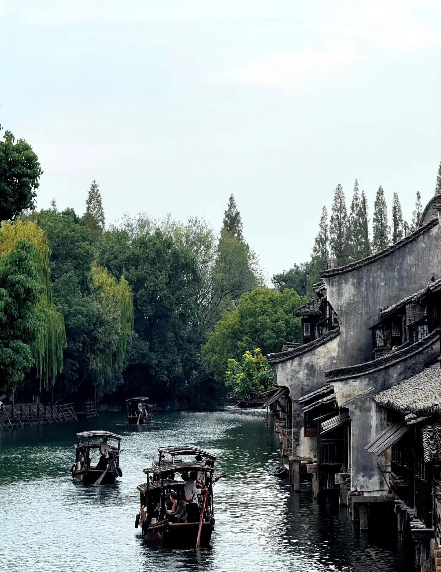 @李沁在乌镇戏剧节，咖啡时间河畔露台时光 闲适河畔氛围