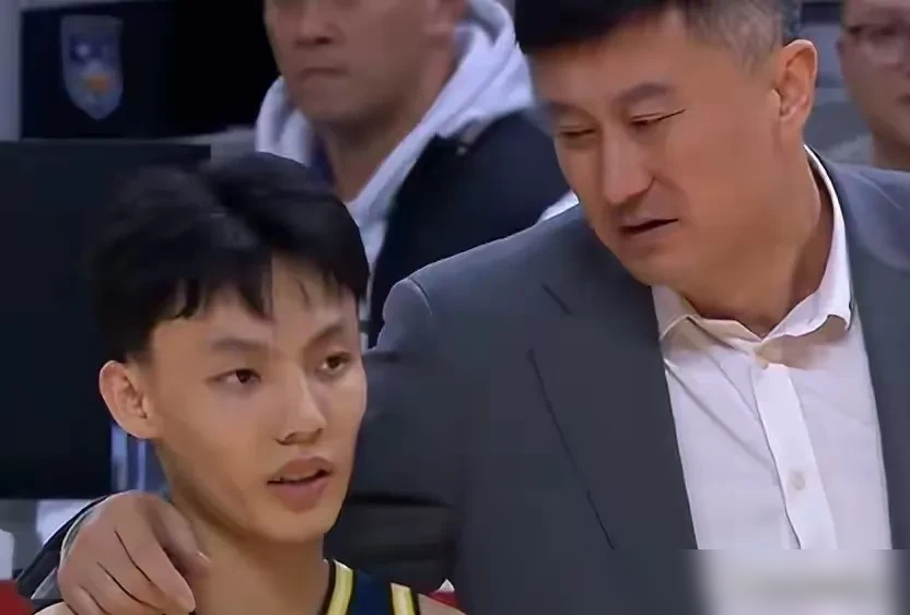 杜锋杨鸣加起来15个总冠军，现在一个蹲青训一个坐解说席。
广东8月官宣杜锋转总教练，不再带一线队。杨鸣离开辽宁后也没接新队，跑去跟杜锋搭档解说揭幕战，被球迷调侃冠军教头开战术课。
媒体人付政浩9月23日说得直白：这俩事业心比现役男篮主帅还强，能力也压得住。国家队真要有变动，风险机遇并存。
业内