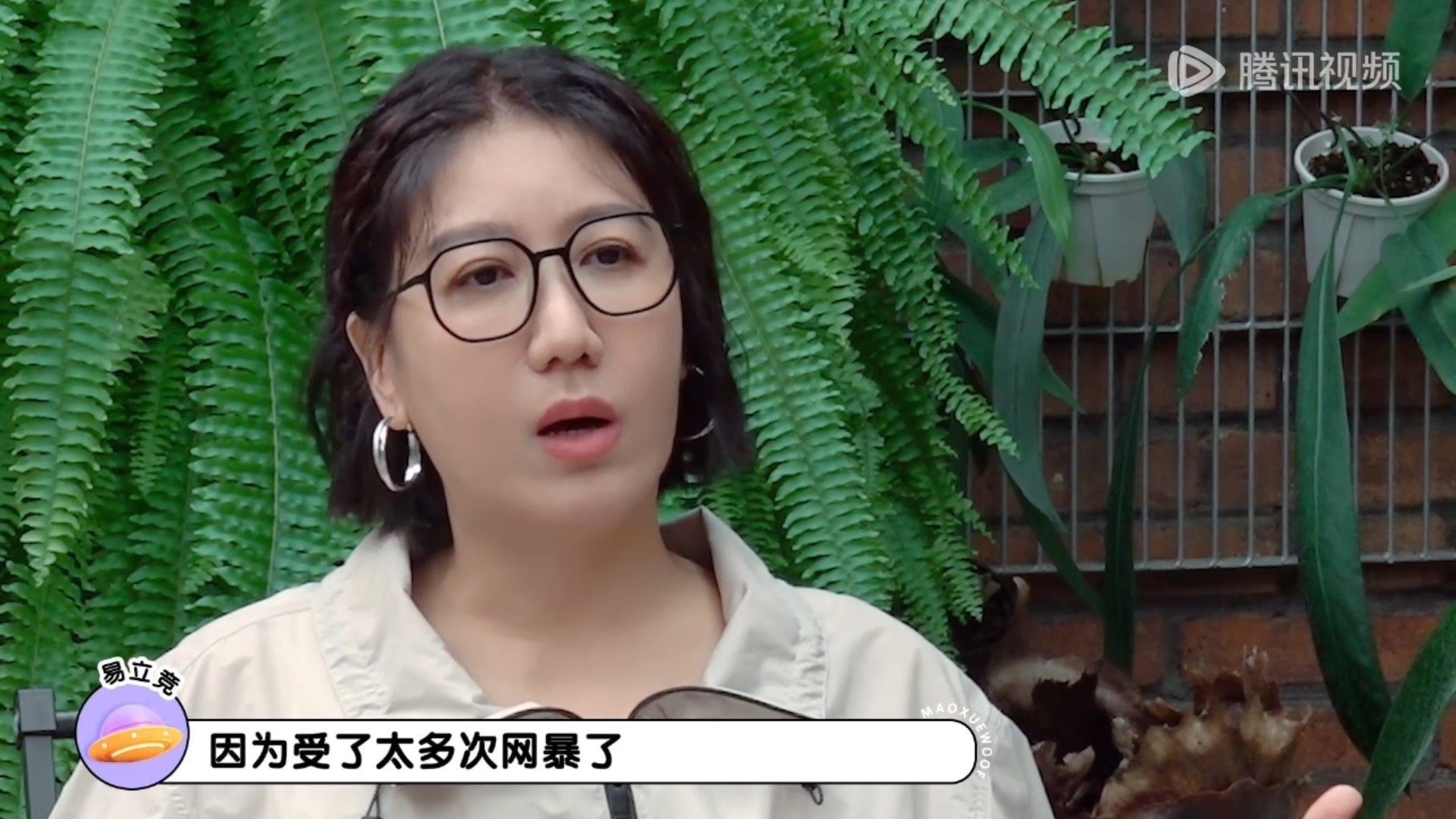 #易立竞曾被网暴到对生活灰心# 很难想象犀利的易立竞，也曾被网暴打击到灰心。当初采访蓝盈莹，很多人吐槽她提问用力过猛。可那些直击人心的发问，本就是她作为采访者的职业本分。尖锐只是工作输出，私下她同样会被恶语深深伤害。 ​