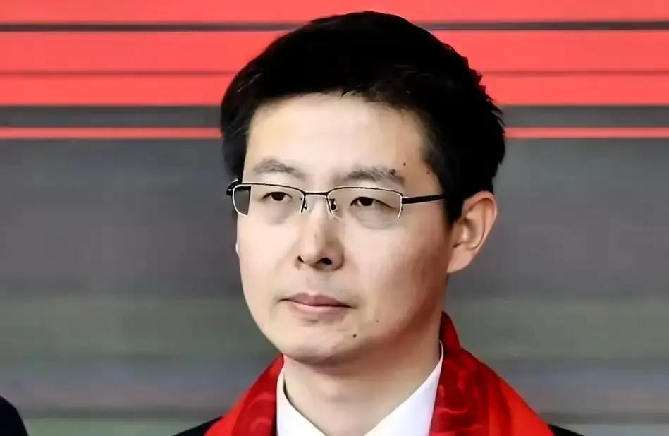 最近满屏都是宇树科技的消息，王兴兴算是彻底在科技圈火透了

但我翻了他好几个在镜头前的视频，越看越觉得不太对劲

很多人在评论区夸他天生低调、是个不爱张扬的技术宅

我把视频转发给一个做心理咨询的哥们，他一针见血指出了问题

他说你仔细看那紧绷的脸颊和微抿的嘴唇，这人现在的状态近乎麻木，因为扛着极大