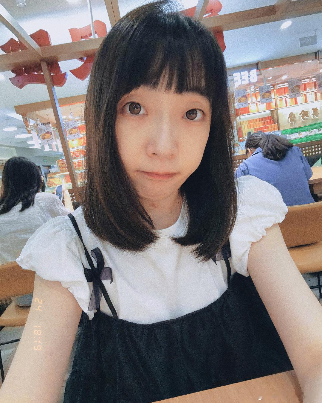 本来今天要上芭蕾课的，侯老师临时有事取消了。于是当机立断去铰头。一脸疲态，然后再吃个预制菜。图1的潦草小猫是江江岭今天给我的~[抱一抱] ​