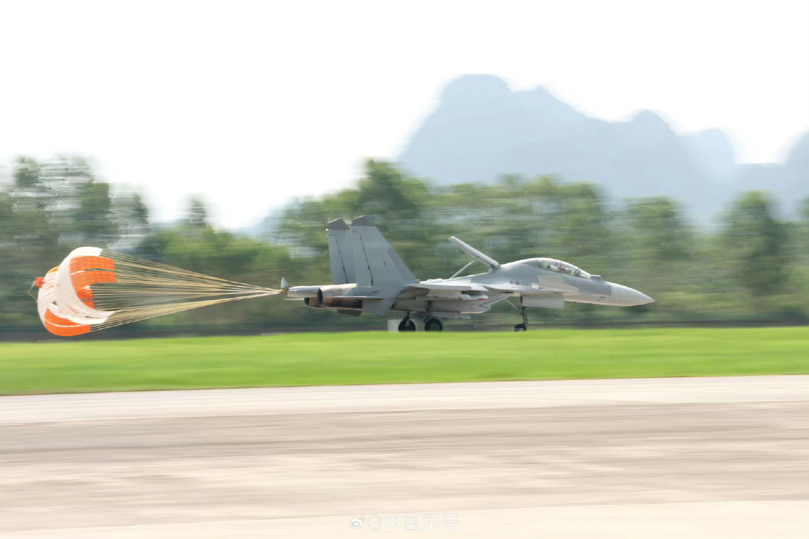 J16如果不好卖，可以卖J15T啊。

#中国空中力量##烽火问鼎计划##每天认识一件兵器# ​