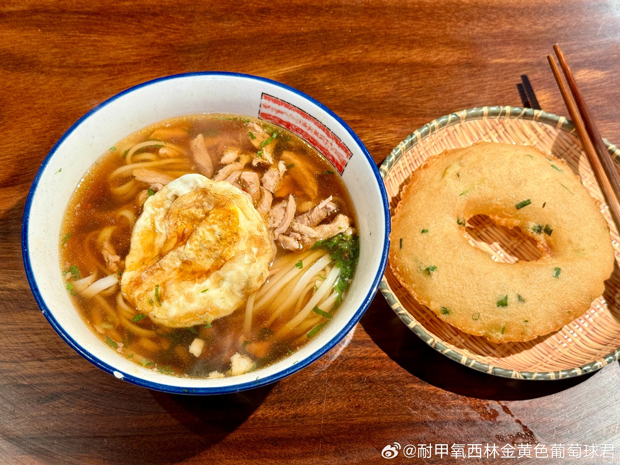 饮食探店，公交新村粉店赤岗冲店：肉丝粉伴煎蛋和葱油粑粑。长沙肉丝粉码...