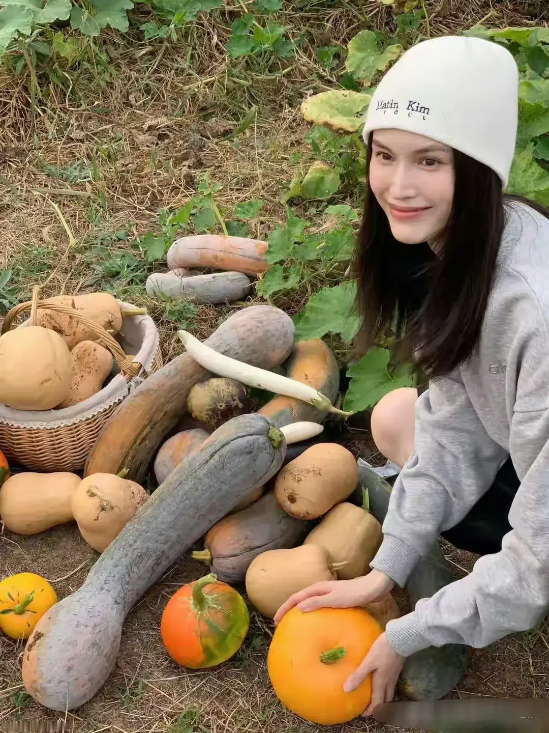 何穗地里采摘蔬菜, 收获满满一车喜悦藏不住, 整个人白得发光太美了 ​​​