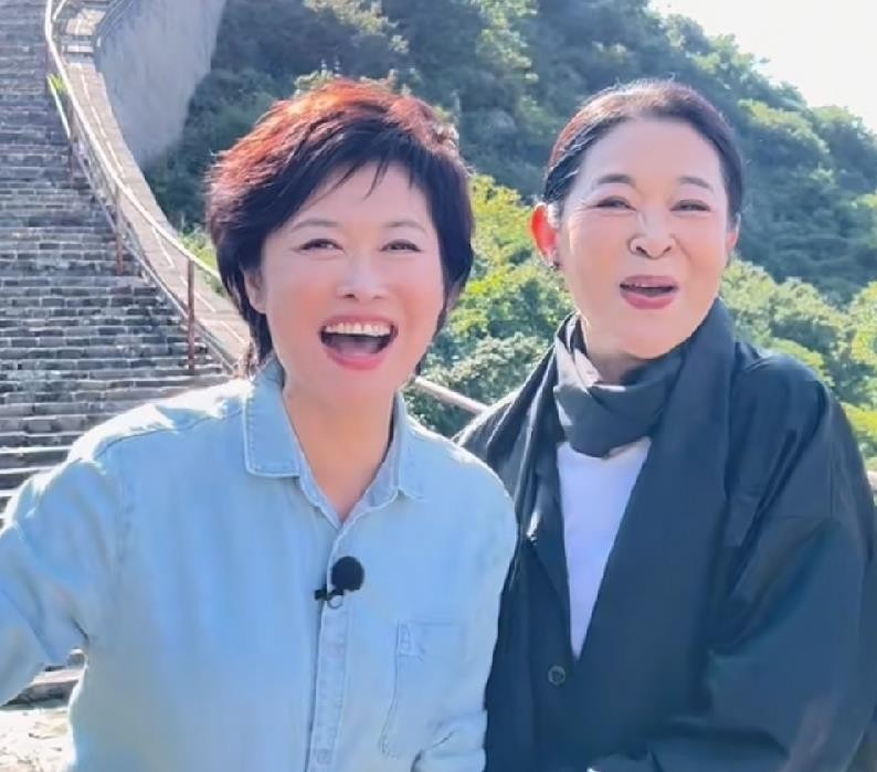 敬一丹的女儿用她的公众号发了讣告：“我最亲爱的妈妈，大家熟悉的敬大姐，今天走了”。
倪萍在新疆阿勒泰刚化好妆，听到消息哭到浑身发抖。妆补好了又花，补好了又花，反复好几次。三十多年的老同事，这种痛根本藏不住。配音演员陈倩说，自己满眼是泪想瞒都瞒不住，倪萍一问就全招了。
敬大姐最后一次公开露面，是去看望